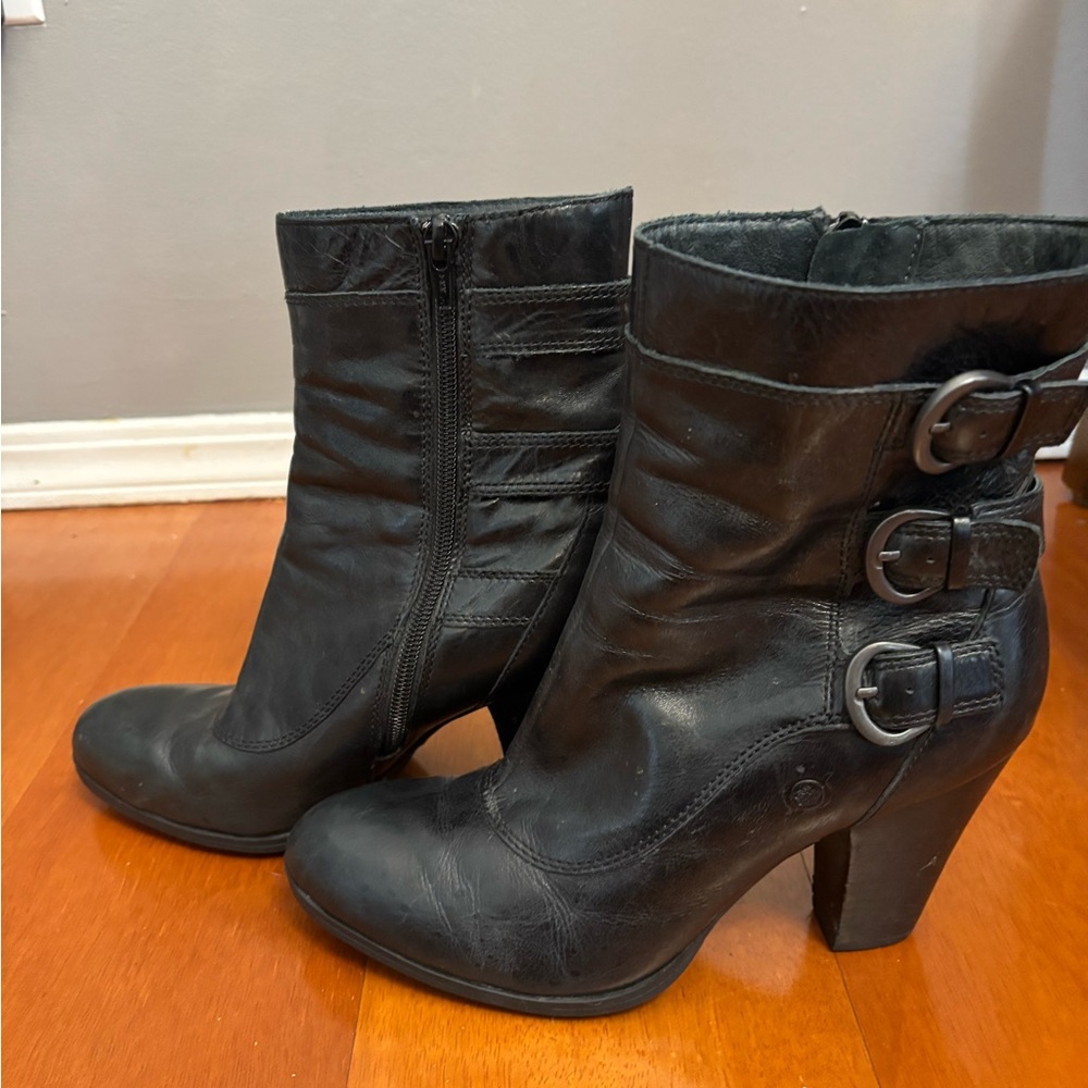 BORN Womens Black Leather ankle Boots size 9.